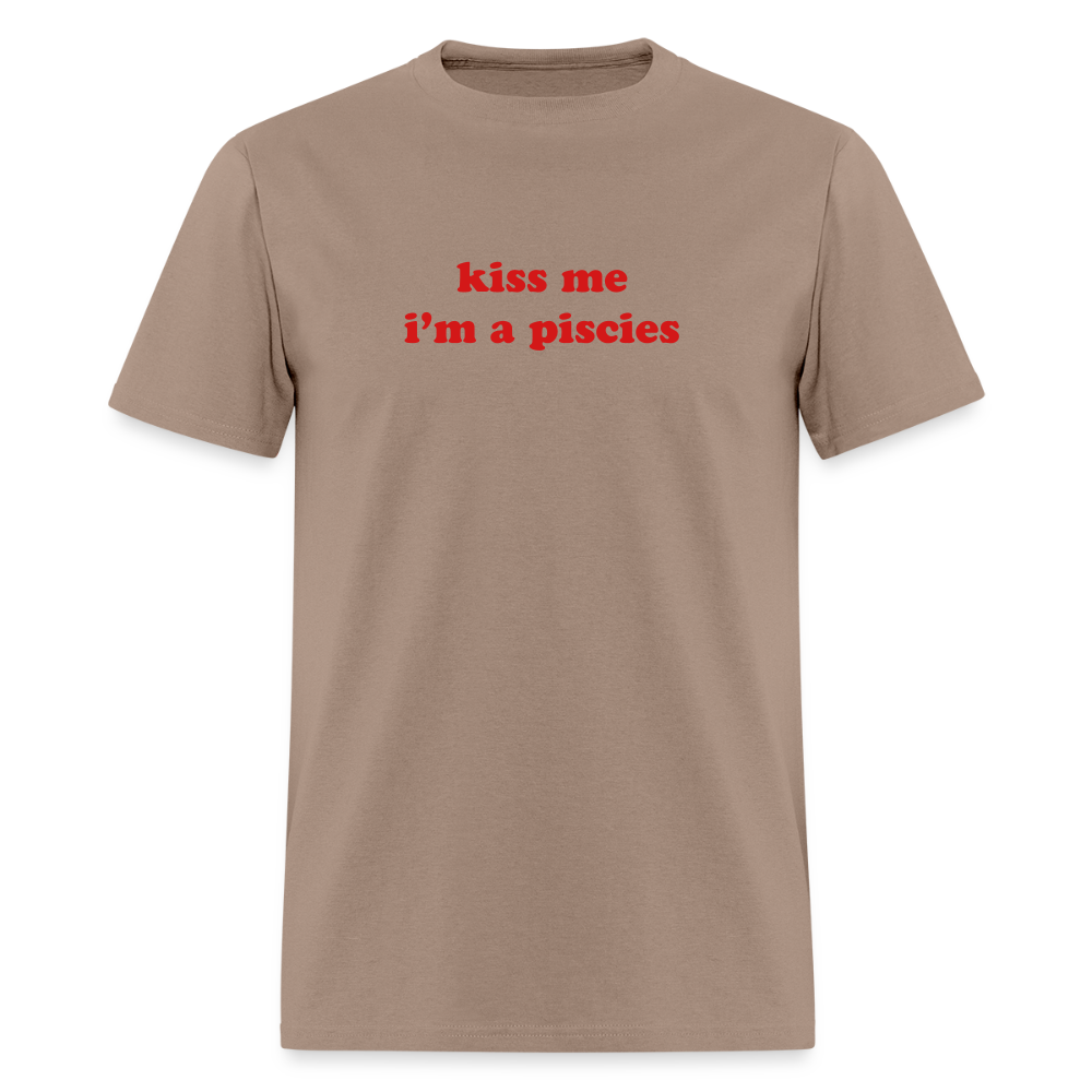 kiss me I’m a pisces Unisex Classic T-Shirt - brown savana