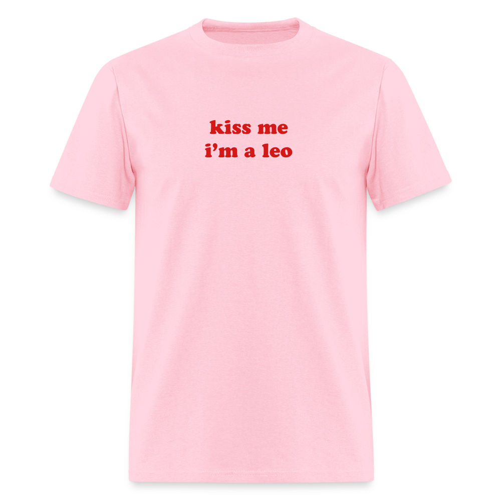 kiss me I’m a leo Unisex Classic T-Shirt - pink